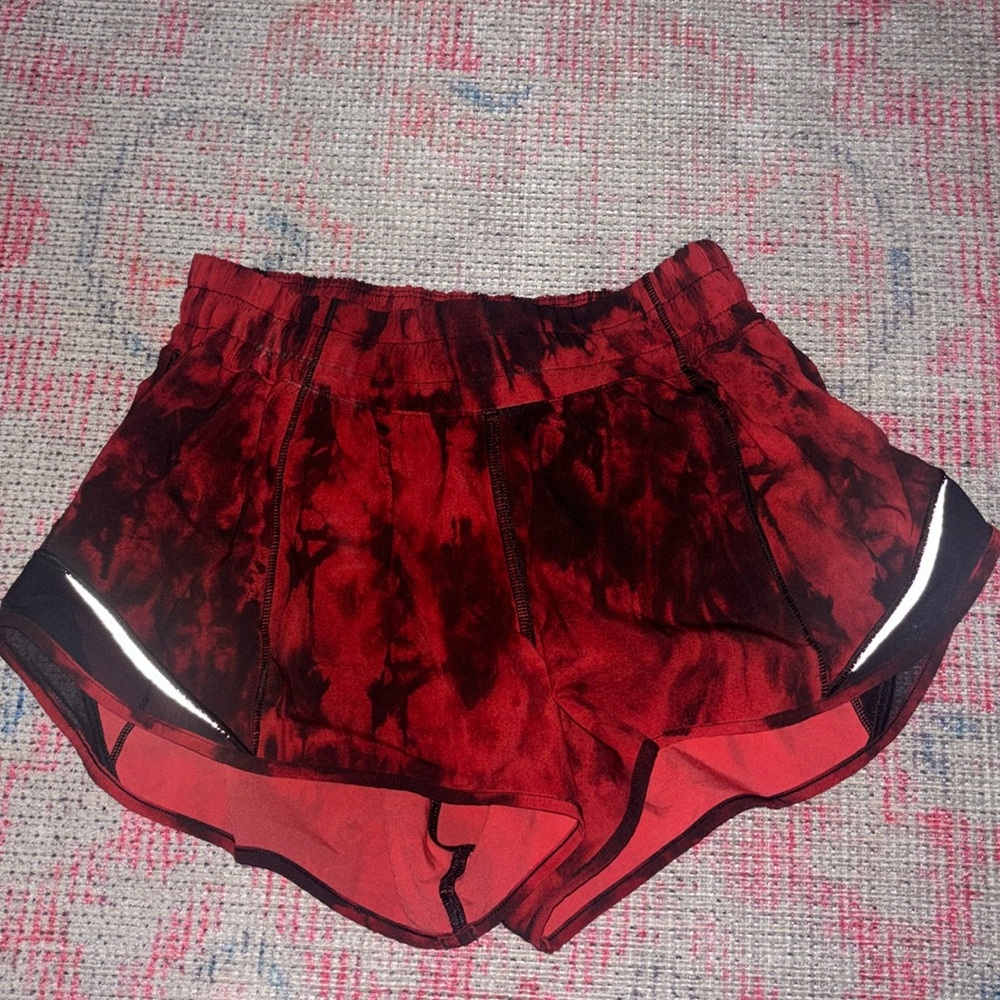 Lululemon 2.5 inch Hotty Hot shorts